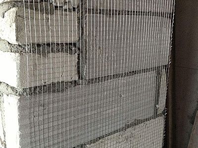 鍍鋅鋼絲網來抹墻，底層抹灰在掛網