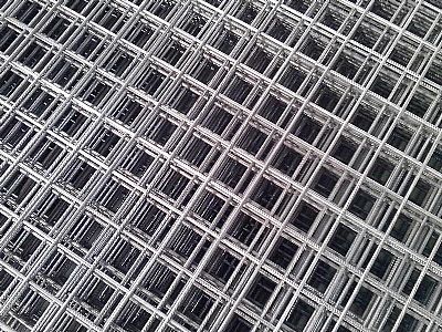 鋼筋焊接網片的縱筋與橫筋形成網狀結構抗震裂性能