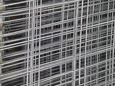 采用鋼筋網片裝配式施工，方便快捷，工效高